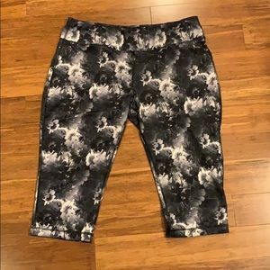 Danskin XL black/white floral athletic mid-calf